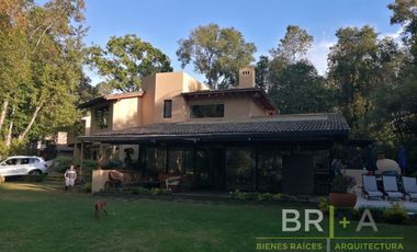 Casa rodeada de hermosas vistas y con río en el Club de Golf Avándaro