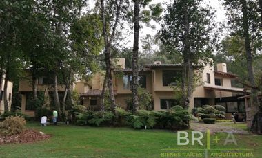 Casa rodeada de hermosas vistas y con río en el Club de Golf Avándaro