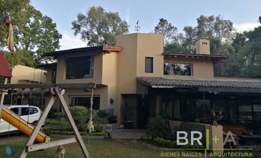 Casa rodeada de hermosas vistas y con río en el Club de Golf Avándaro