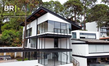 Casa en venta dentro de fraccionamiento con amenidades en Avándaro