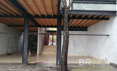 ¡Estrene casa de diseño vanguardista con terraza y vista al lago!