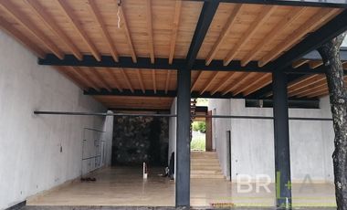 ¡Estrene casa de diseño vanguardista con terraza y vista al lago!
