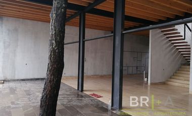 ¡Estrene casa de diseño vanguardista con terraza y vista al lago!