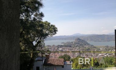 ¡Estrene casa de diseño vanguardista con terraza y vista al lago!