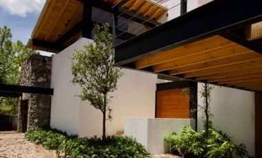 ¡Estrene casa de diseño vanguardista con terraza y vista al lago!