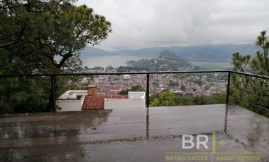¡Estrene casa de diseño vanguardista con terraza y vista al lago!