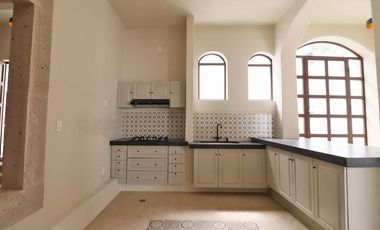 CASA EN VENTA EN PÁTZCUARO, ZONA CENTRO.