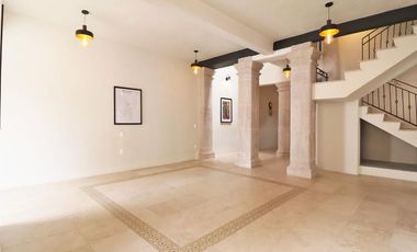 CASA EN VENTA EN PÁTZCUARO, ZONA CENTRO.