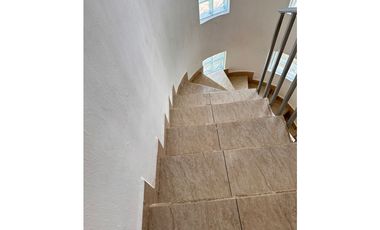CASA DE BELLA ARQUITECTURA EN COL. COPOYA