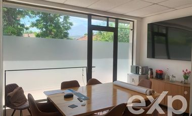 Local Comercial en Arriendo en Manquehue Sur 520