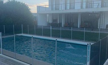 CASA DE 4 DORMITORIOS Y 2 BAÑOS SOBRE EL LAGO COSTA ESMERALDA