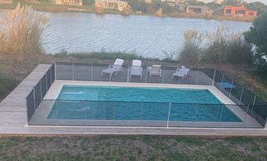 CASA DE 4 DORMITORIOS Y 2 BAÑOS SOBRE EL LAGO COSTA ESMERALDA