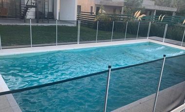 CASA DE 4 DORMITORIOS Y 2 BAÑOS SOBRE EL LAGO COSTA ESMERALDA