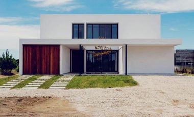 CASA DE 4 DORMITORIOS Y 2 BAÑOS SOBRE EL LAGO COSTA ESMERALDA