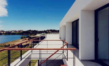 CASA DE 4 DORMITORIOS Y 2 BAÑOS SOBRE EL LAGO COSTA ESMERALDA