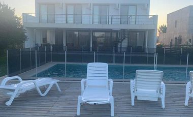 CASA DE 4 DORMITORIOS Y 2 BAÑOS SOBRE EL LAGO COSTA ESMERALDA