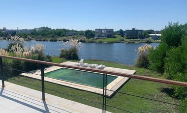 CASA DE 4 DORMITORIOS Y 2 BAÑOS SOBRE EL LAGO COSTA ESMERALDA