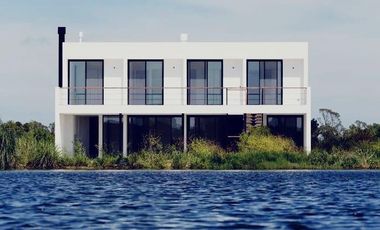 CASA DE 4 DORMITORIOS Y 2 BAÑOS SOBRE EL LAGO COSTA ESMERALDA