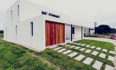 CASA DE 4 DORMITORIOS Y 2 BAÑOS SOBRE EL LAGO COSTA ESMERALDA