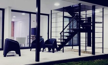 CASA DE 4 DORMITORIOS Y 2 BAÑOS SOBRE EL LAGO COSTA ESMERALDA