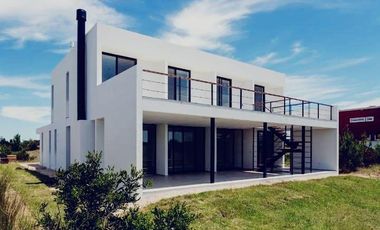 CASA DE 4 DORMITORIOS Y 2 BAÑOS SOBRE EL LAGO COSTA ESMERALDA