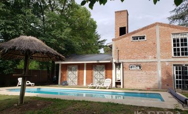 Venta de casa 6 ambientes con fondo libre en Glew