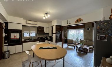 Venta de Casa 3 ambientes con cochera en Villa Dominico