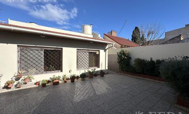 Venta de Casa 3 ambientes con cochera en Villa Dominico