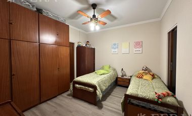 Venta de Casa 3 ambientes con cochera en Villa Dominico