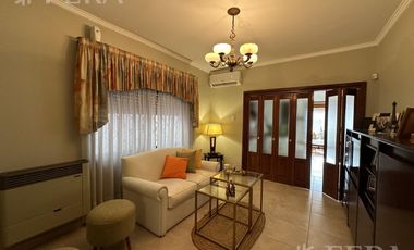 Venta de Casa 3 ambientes con cochera en Villa Dominico