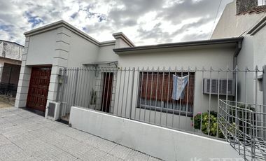 Venta de Casa 3 ambientes con cochera en Villa Dominico