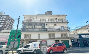 Departamento de 5 ambientes en pleno Centro Campana. 225 m² cubiertos. Cochera para 4 autos.