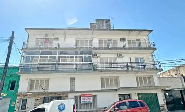 Departamento de 5 ambientes en pleno Centro Campana. 225 m² cubiertos. Cochera para 4 autos.