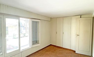 Departamento de 5 ambientes en pleno Centro Campana. 225 m² cubiertos. Cochera para 4 autos.