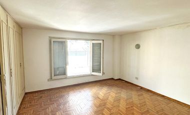 Departamento de 5 ambientes en pleno Centro Campana. 225 m² cubiertos. Cochera para 4 autos.