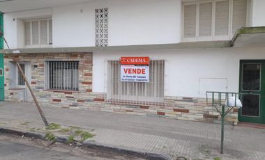 Departamento de 5 ambientes en pleno Centro Campana. 225 m² cubiertos. Cochera para 4 autos.