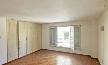 Departamento de 5 ambientes en pleno Centro Campana. 225 m² cubiertos. Cochera para 4 autos.