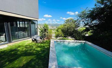 Casa en La Cuesta, Moderna de Hormigón, con Vistas a las sierras y pileta