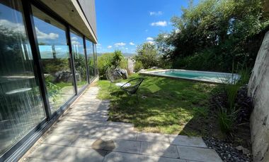 Casa en La Cuesta, Moderna de Hormigón, con Vistas a las sierras y pileta