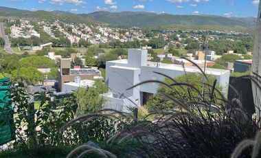 Casa en La Cuesta, Moderna de Hormigón, con Vistas a las sierras y pileta
