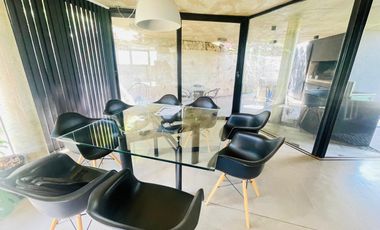 Casa en La Cuesta, Moderna de Hormigón, con Vistas a las sierras y pileta