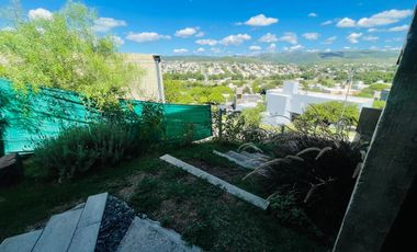 Casa en La Cuesta, Moderna de Hormigón, con Vistas a las sierras y pileta