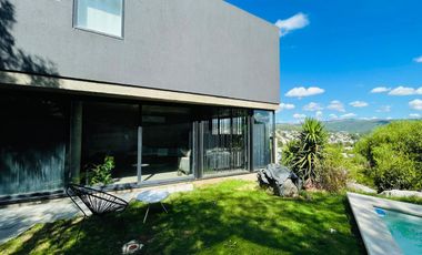 Casa en La Cuesta, Moderna de Hormigón, con Vistas a las sierras y pileta