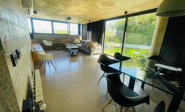 Casa en La Cuesta, Moderna de Hormigón, con Vistas a las sierras y pileta