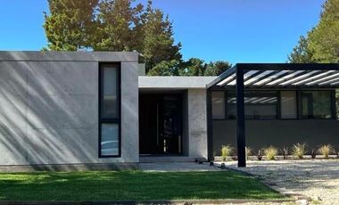 CASA 4 DORMITORIOS COSTA ESMERALDA