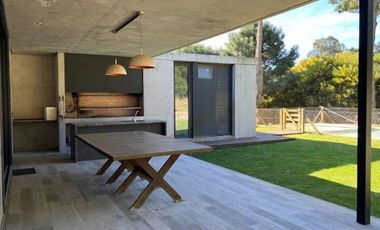 CASA 4 DORMITORIOS COSTA ESMERALDA