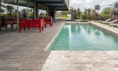 CASA DE 5 DORMITORIOS Y 7 BAÑOS C/ PISCINA CLIMATIZADA