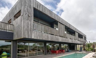 CASA DE 5 DORMITORIOS Y 7 BAÑOS C/ PISCINA CLIMATIZADA