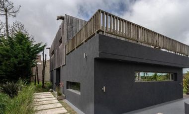 CASA DE 5 DORMITORIOS Y 7 BAÑOS C/ PISCINA CLIMATIZADA