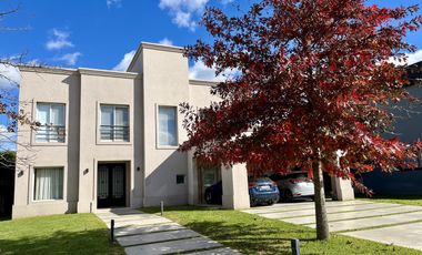 EXCELENTE CASA a la VENTA en BARRIO CERRADO - PILAR